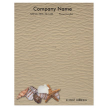 Escudos e Sandy Beach do mar