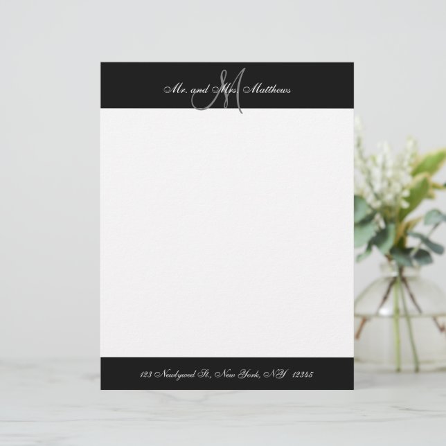 Papel Timbrado Sr. e Sra. Black e White Monogramas Newlyweds (Em pé/Frente)