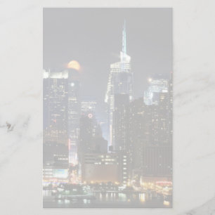 Papelaria A lua aumenta sobre o Midtown New York.