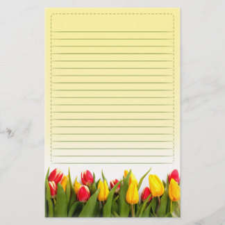 Papelaria A tulipa amarela vermelha floresce o fundo amarelo