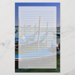 Papelaria água do Grande Canal com barcos gondalo alinhados