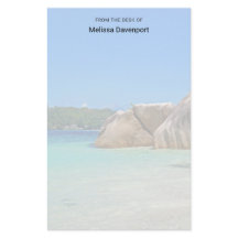 Belo Mar Tropical com uma praia Rocky