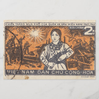 Papelaria Cartaz vietnamita com uma garota armada em 1966