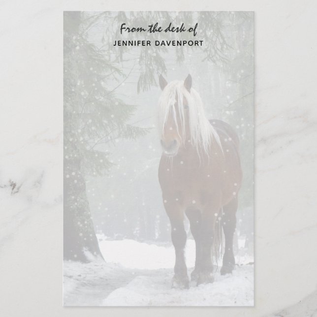 Papelaria Cavalo marrom em uma floresta de inverno com neve  (Frente)