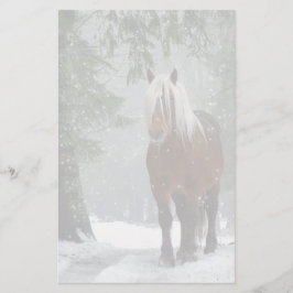 Papelaria Cavalo marrom em uma floresta de inverno com neve