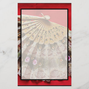 Papelaria Fã à mão ornamentado em um fundo vermelho
