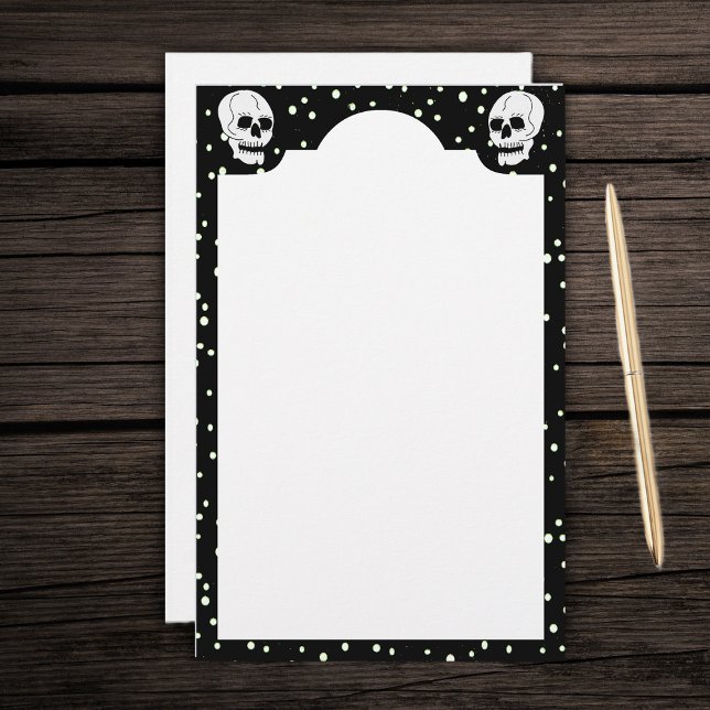 Papelaria Gótico branco clássico de Halloween do crânio (White skulls on black with white polka dots border on white spooky stationery writing paper.)