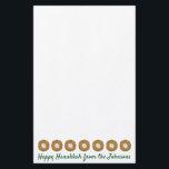 Papelaria Latkes Feliz Hanukkah Chanukah Feriados Judeus<br><div class="desc">Stationery apresenta uma ilustração original de deliciosas panquecas de batata latke com creme azedo. Perfeito por enviar a carta anual do Chanucá! Esta ilustração Chanukah também está disponível em outros produtos. Não vê o que está procurando? Precisa de ajuda para a personalização? Entre em contato com Rebecca para ter algo...</div>