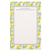 Limões amarelos com padrão de folhas verdes