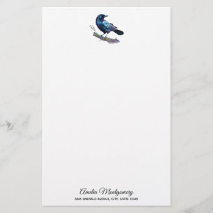 Papelaria Linda Raven em uma ramificação de árvores