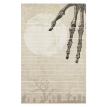 Lua cheia do cemitério e mão do esqueleto