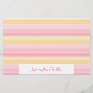 Papelaria Nome manuscrito Texto cor-de-rosa Modelo amarelo