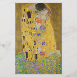 Papelaria Os amantes beijando o abraço de Gustav Klimt<br><div class="desc">A luz do sol brilha do abraço do ouro que rodeia os amantes da obra-prima de Gustav Klimt, The Kiss. A cena é um paradoxo de intimidade e isolamento. O casal está sobre um precipício, um campo de flores coloridas em seus pés, mas elas estão indiferentes ao mundo ao seu...</div>