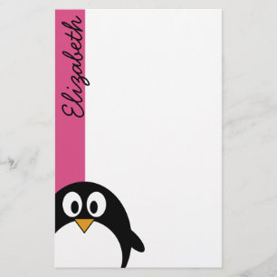 Papelaria rosa bonito e preto do pinguim dos desenhos