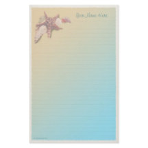 Seashells em uma praia alinhada