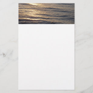 Papelaria Sol em Águas Oceânicas Calmando Fotografia