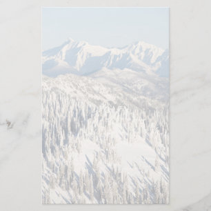 Papelaria Uma vista cénico de montanhas nevado e de árvore