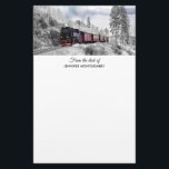 Papelaria Vintage Train Winter Christmas Cena<br><div class="desc">Papelaria persoanizada com fotografia de uma paisagem de inverno nevada com pinheiros cobertos de neve. Um trem vermelho,  dourado e preto à moda antiga,  viajando pela natureza selvagem. Conjuga os pensamentos de voltar para casa no Natal.</div>