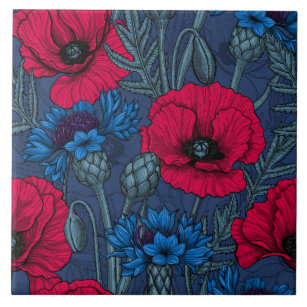 Papoilas vermelhas e flores azuis em azul
