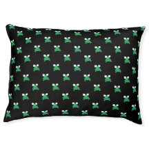 Sapos verdes na cama do cão preto
