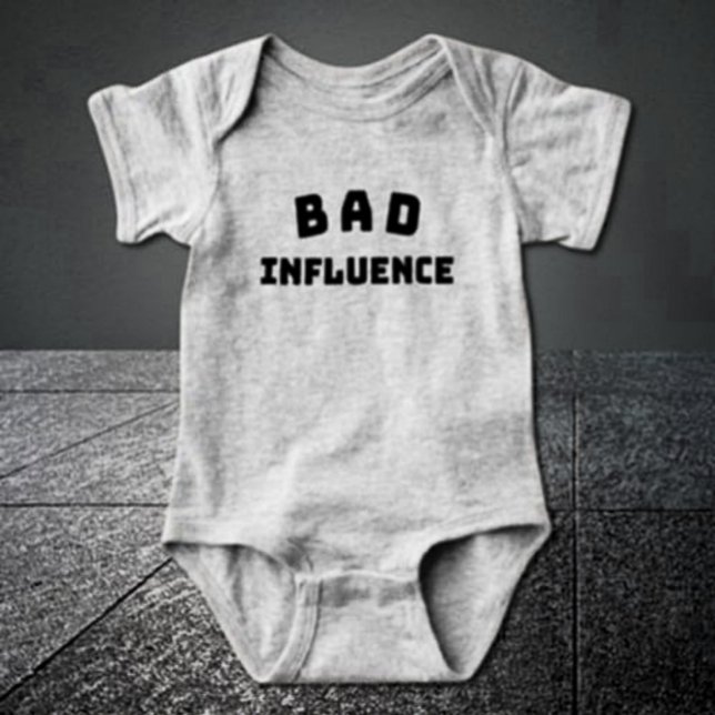 Para Bebê Body Infantil BAD Influence – Tipografia Ousada (Criador carregado)