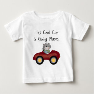 Para Bebê Camiseta e presentes vermelhos indo do carro dos