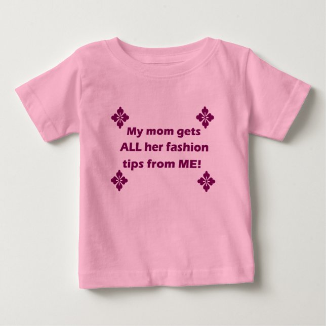 Para Bebê Camiseta "Minha mãe recebe todas as dicas de moda" (Frente)