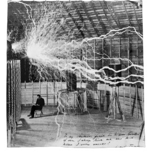 Para Box Nikola Tesla em sua cortina de chá do laboratóri