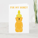 Para o meu cartão de aniversário de querida Cute<br><div class="desc">Esta doce carta de aniversário é uma forma fofa de dizer feliz aniversário para o seu outro significativo. Quem quer que seja o mel na sua vida apreciará esta carta divertida com a ilustração de um cheio de mel em forma de urso. A frente lê "PARA MEU MEL" e a...</div>