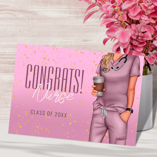 Parabéns Cartão de Formatura de Enfermagem (Elegant nurse graduation card with modern pink design celebrating her proud milestone.)