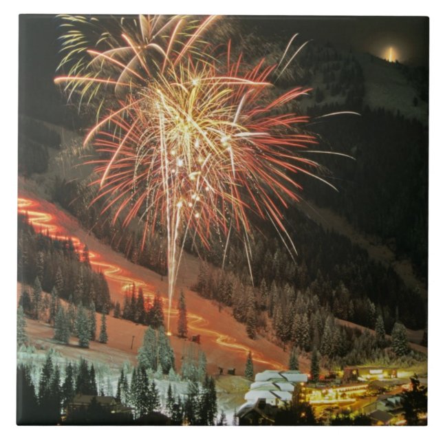 Parada e fogos-de-artifício do Torchlight durante (Frente)