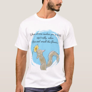 Pare e cheire as flores com uma camiseta de esquil