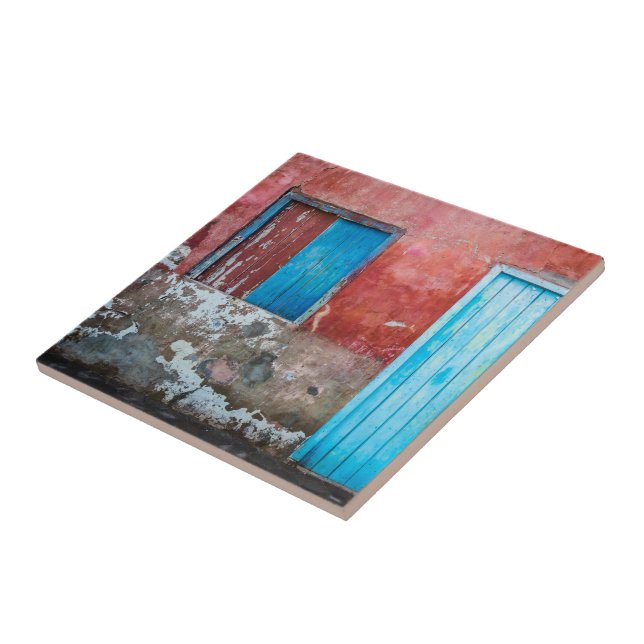 Parede vermelha, azul e cinza, porta e janela (Lateral)