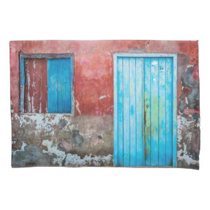 Paredes, portas e janelas, vermelhas, azuis e cinz