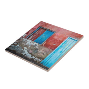 Paredes, portas e janelas, vermelhas, azuis e cinz