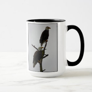 pares da águia americana na caneca da chuva