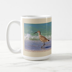 Pássaro do maçarico real na caneca de café da
