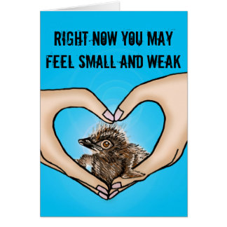 Pássaro nas mãos que consolam o cartão