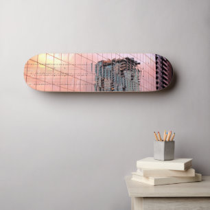 Pássaros Dourados Rosa em um Skate de Alta Tensão