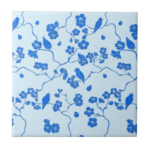 Pássaros em flores de cerejeira azuis sobre azul