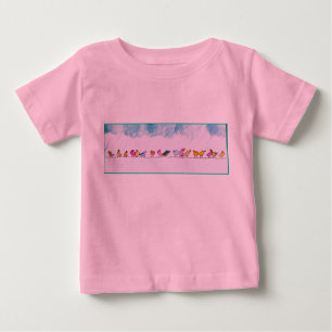 Pássaros que cantam na camisa da criança da chuv