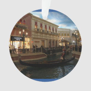 Passeio da gôndola no ornamento Venetian