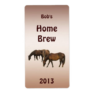 Pastando a etiqueta da cerveja dos cavalos