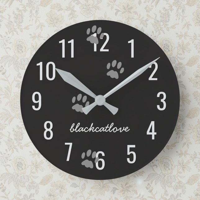 Pata de Gato Preto Imprime Relógio de Parede Perso (An easy to read clock with space for your cat's name or your own.)
