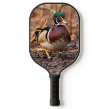 Pato de madeira espantoso na floresta