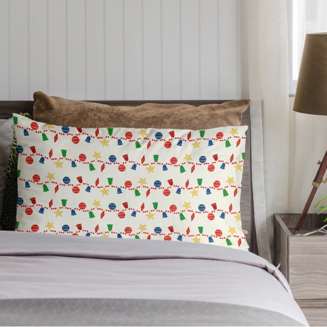 Pátria com telhados com Enfeites de natal retrorad (Cute retro two face Christmas pillow case with vintage Christmas ornaments and red beaded garland)