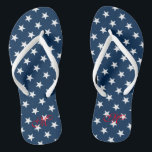 Patriótico 4º chinelos do partido de julho<br><div class="desc">Patriótico quarto de chinelos do partido de julho com monograma personalizado. Precinta de cor personalizada para ele e seus homens e mulheres. Cor de fundo personalizada e iniciais de nome personalizado. Sinais modernos de design da estrela de bandeira americana para o Dia da Independência. Festas bonitas a favor do tema...</div>