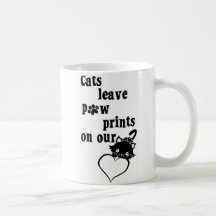 Pawprints da licença dos gatos em nossa caneca dos