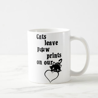 Pawprints da licença dos gatos em nossa caneca dos