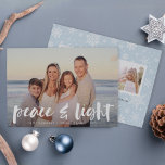 Paz e Luz | Cartão com fotos de Hanukkah<br><div class="desc">Os cartões com fotos modernos de Chanucá apresentam sua imagem horizontal ou orientada a retratos favorita com "paz e luz" sobreposta em tipografia de pincel com letras brancas. Adicione seus nomes e o ano abaixo,  e personalize o floco de neve retornado com três fotos adicionais e uma mensagem pessoal.</div>